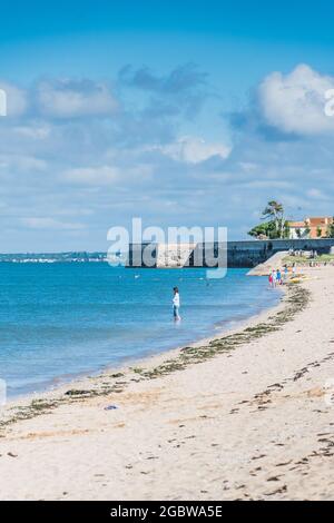 La spiaggia di la Phibie sull'isola di Oléron, in Francia sotto un bel cielo blu Foto Stock