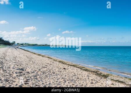 La spiaggia di la Phibie sull'isola di Oléron, in Francia sotto un bel cielo blu Foto Stock