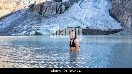 Avventurosa donna bianca caucasica Adult Swimming nel lago ghiacciato Glacier Foto Stock