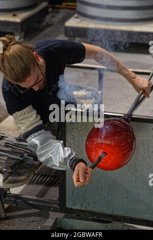 ARZVILLER, FRANCIA, 22 giugno 2021 : in un laboratorio di soffiatura del vetro. Il percorso del vetro e del cristallo collega le vetrerie e i cristalli della Lorena in una a unica Foto Stock