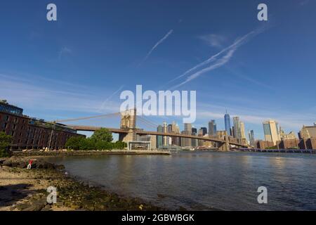 Paesaggio urbano del Ponte di Brooklyn e del grattacielo di Lower Manhattan dalla spiaggia di Brooklyn Bridge Park il venerdì mattina del 18 giugno 2021 a Brooklyn New Foto Stock