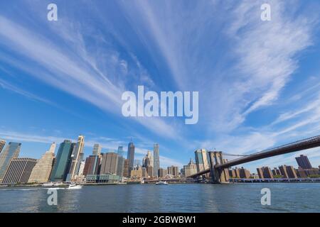 Lo Skyscraper di Lower Manhattan si erge oltre l'East River dal Brooklyn Bridge Park il venerdì mattina del 20 giugno 2021 a Brooklyn New York City. Foto Stock