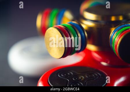 Primo piano di dettagli su diversi spinner fidget Foto Stock