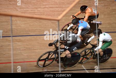 (210805) --IZU, 5 agosto 2021 (Xinhua) -- i ciclisti si sfidano durante la finale di keirin delle donne della pista ciclabile ai Giochi Olimpici di Tokyo 2020, a Izu, Giappone, 5 agosto 2021. (Xinhua/Zhang Hongxiang) Foto Stock