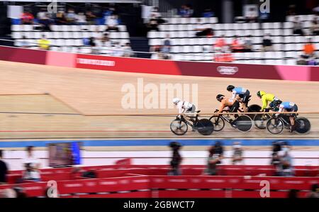 (210805) --IZU, 5 agosto 2021 (Xinhua) -- i ciclisti si sfidano durante la finale di keirin delle donne della pista ciclabile ai Giochi Olimpici di Tokyo 2020, a Izu, Giappone, 5 agosto 2021. (Xinhua/Zhang Hongxiang) Foto Stock