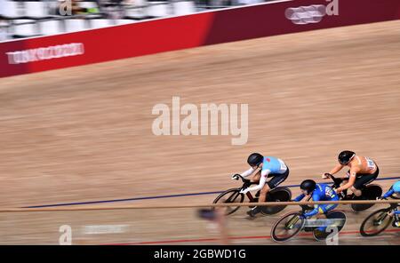 (210805) --IZU, 5 agosto 2021 (Xinhua) -- i ciclisti si sfidano durante la finale di keirin delle donne della pista ciclabile ai Giochi Olimpici di Tokyo 2020, a Izu, Giappone, 5 agosto 2021. (Xinhua/Zhang Hongxiang) Foto Stock