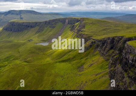 Il Quiraing, un luogo panoramico lungo il Quiraing nell'isola di Skye in Scozia. In estate si possono trovare molte escursioni turistiche in questa zona. Foto Stock
