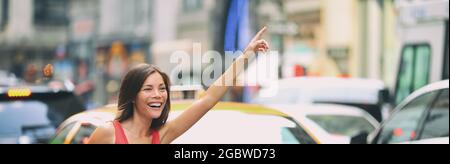 A New York City, è possibile prendere un taxi. Donna asiatica con mano in su per l'automobile di rishare in bandiera panoramica di traffico Foto Stock