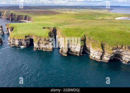 Il drone ha girato le spettacolari maratelle di Duncansby Head vicino a John o' Groats in Scozia Foto Stock