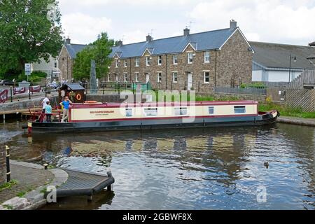 Vacanza in famiglia a narrowboat al Brecon Theatre Wharf sul Monboccuthshire & Brecon Canal in Powys Wales UK Britain 2021 KATHY DEWITT Foto Stock