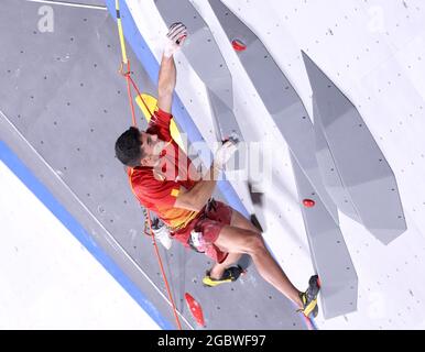 Tokyo, Giappone. 5 agosto 2021. Alberto Gines Lopez di Spagna compete durante la finale combinata di uomini di arrampicata sportiva ai Giochi Olimpici di Tokyo 2020, Giappone, 5 agosto 2021. Credit: Chen Jianli/Xinhua/Alamy Live News Foto Stock