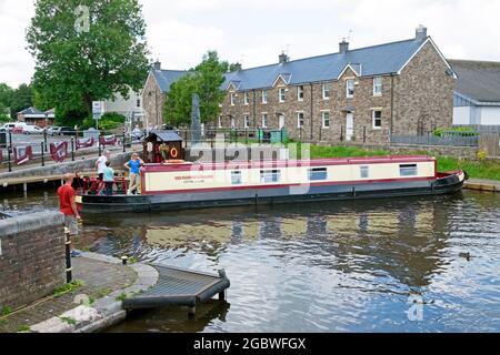 Vacanza in famiglia a narrowboat al Brecon Theatre Wharf sul Monboccuthshire & Brecon Canal in Powys Wales UK Britain 2021 KATHY DEWITT Foto Stock