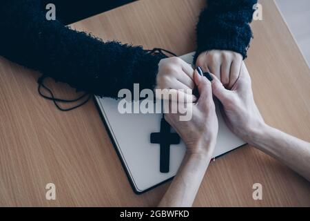Due coppie di mani si toccano insieme per aiutarsi l'un l'altro. Pregare insieme. Foto Stock