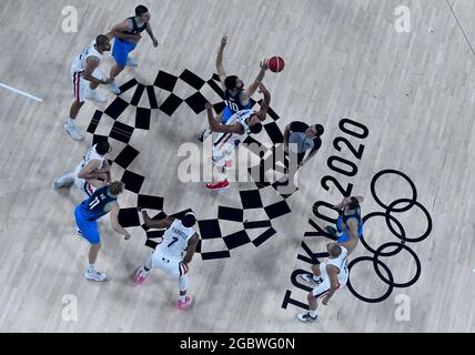 Saitama, Giappone. 5 agosto 2021. I giocatori saltano per la palla durante la semifinale maschile di basket tra Francia e Slovenia ai Giochi Olimpici di Tokyo 2020 a Saitama, Giappone, 5 agosto 2021. Credit: Meng Yongmin/Xinhua/Alamy Live News Foto Stock