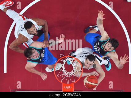 Saitama, Giappone. 5 agosto 2021. Thomas Heurtel (2° R) di Francia combatte per la palla durante la semifinale maschile di basket tra Francia e Slovenia ai Giochi Olimpici di Tokyo 2020 a Saitama, Giappone, 5 agosto 2021. Credit: Meng Yongmin/Xinhua/Alamy Live News Foto Stock