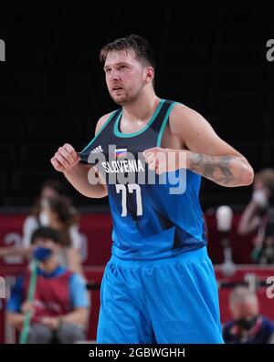 Saitama, Giappone. 5 agosto 2021. Luka Doncic della Slovenia reagisce durante la semifinale maschile tra Francia e Slovenia ai Giochi Olimpici di Tokyo 2020 a Saitama, Giappone, 5 agosto 2021. Credit: Meng Yongmin/Xinhua/Alamy Live News Foto Stock