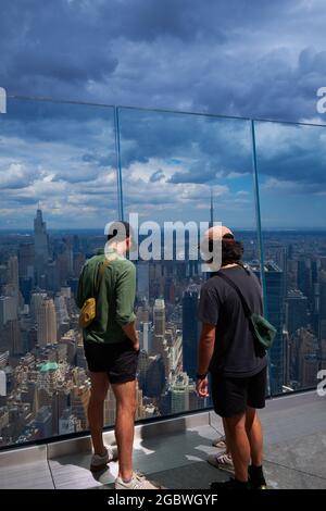 I turisti osservano la vista aerea di Manhattan dal nuovo ponte Edge, New York City Foto Stock