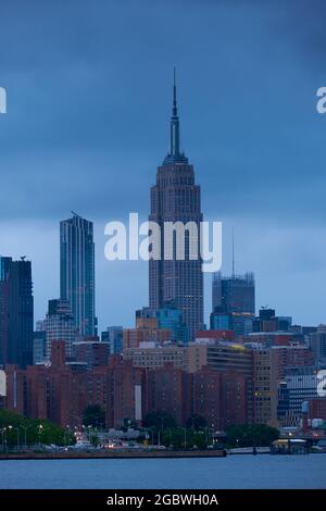 Vista dell'Empire state Building da Brooklyn, New York City Foto Stock