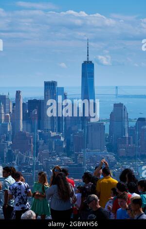 Vista della Lower Manhattan e della Freedom Tower dalla piattaforma di osservazione, New York City Foto Stock
