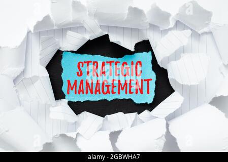 Segno che mostra la direzione strategica. Approccio di business formulazione e implementazione dei principali obiettivi Breaking Writers blocco, presentando diverso Foto Stock