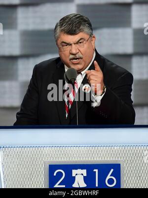 Philadelphia, Stati Uniti d'America. 25 luglio 2016. Richard Trumka, presidente dell'AFL-CIO, fa un commento alla Convenzione Nazionale Democratica del 2016 presso il Wells Fargo Center di Philadelphia, Pennsylvania, lunedì 25 luglio 2016. Credit: Ron Sachs/CNP/Sipa USA(RESTRIZIONE: NO New York o New Jersey Quotidiani o giornali entro un raggio di 75 miglia da New York City) Credit: Sipa USA/Alamy Live News Foto Stock