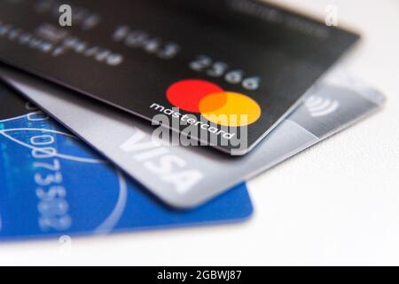 Primo piano di MasterCard, Visa Card su sfondo bianco con CopySpace Foto Stock