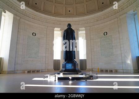 WASHINGTON, DC -1 APRILE 2021- Vista interna del Thomas Jefferson Memorial, un monumento simbolo del bacino del Tidal durante la stagione della fioritura dei ciliegi Foto Stock
