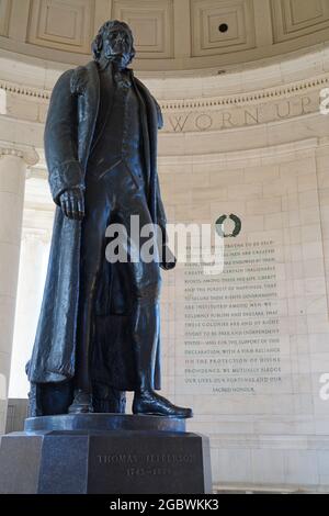 WASHINGTON, DC -1 APRILE 2021- Vista interna del Thomas Jefferson Memorial, un monumento simbolo del bacino del Tidal durante la stagione della fioritura dei ciliegi Foto Stock