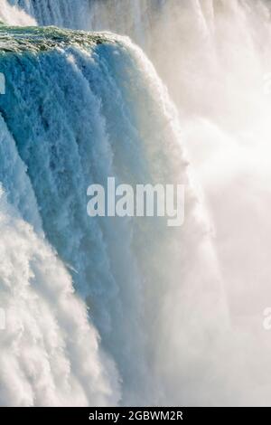 USA, New York, New York state Park, Niagara Falls, primo piano delle American Falls, che mostrano il grande volume di acqua che cade sull'orlo del baratro Foto Stock