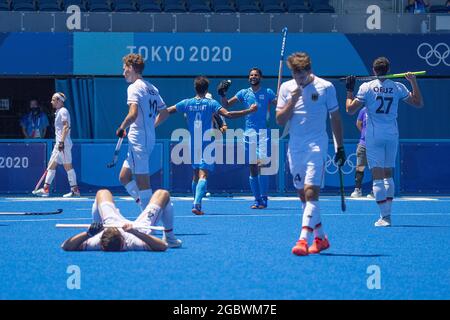 Tokyo, Giappone. 05th ago, 2021. Dopo il fischio finale dejectede duetsche giocatori e celebrare indiano (Mer.); Hockey/uomini, gioco per 3 ° posto, Germania (GER) - India (IND) 4: 5 Giochi Olimpici estivi 2020, dal 23.07. - 08.08.2021 a Tokyo/Giappone. Credit: dpa/Alamy Live News Foto Stock