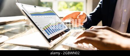 Grafico dei dati finanziari sulla schermata del tablet ibrido Foto Stock