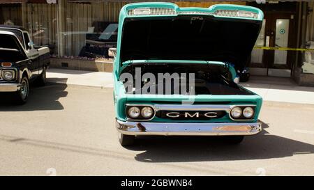 Una vista frontale di un vecchio GMC pick-up Foto Stock