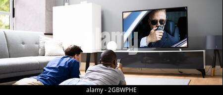 Coppia gay che guarda film in TV nel soggiorno Foto Stock