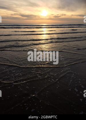 TRAMONTO SU SUMMERLEAZE BEACH A BUDE, CORNOVAGLIA UK Foto Stock