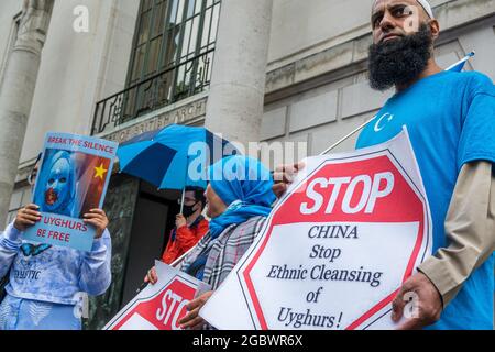Londra, Regno Unito 5th agosto 2021. Fermare la protesta del genocidio di Uyghur al di fuori dell'ambasciata cinese. Protestare contro le violazioni dei diritti umani da parte della Repubblica popolare cinese.