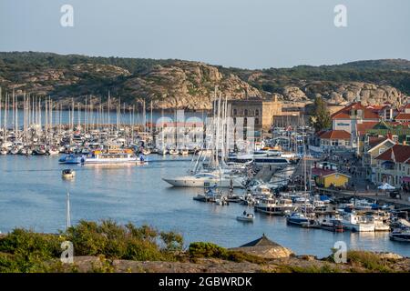 Panorama dell'isola di Marstrand con porto e barche nel canale Foto Stock