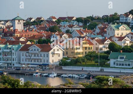 Panorama dell'isola di Marstrand con porto e barche nel canale Foto Stock