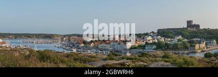 Panorama dell'isola di Marstrand con porto e barche nel canale Foto Stock