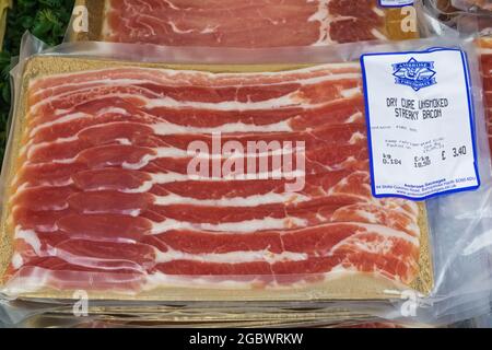 Inghilterra, Hampshire, Petersfield, mercato agricolo settimanale, esposizione di Bacon Foto Stock