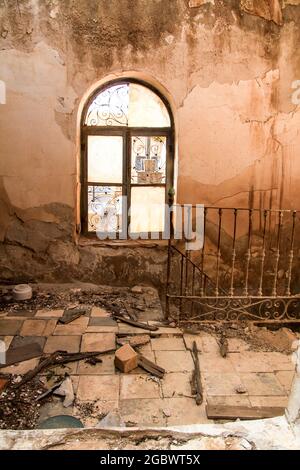 Vecchia cripta danneggiata nel cimitero del villaggio di la Union , provincia di Cartagena, comunità di Murcia in una giornata di sole Foto Stock