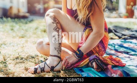 Hennè alla gamba femminile Foto Stock