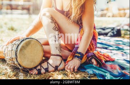 Hennè alla gamba e al djembe del womans. Foto Stock