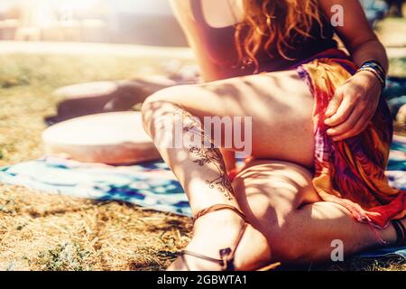 Hennè alla gamba femminile Foto Stock