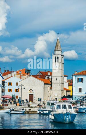 Visualizza Fazana piccola città in Stria Croazia. Vacanze estive vicino al mare Foto Stock