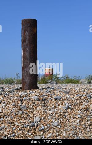 Ferro e tamburo di metallo dipinto sulla spiaggia Foto Stock