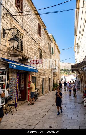 PAG, CROAZIA - 13 luglio 2021: La strada stretta con un piccolo negozio di articoli da regalo nel centro della città. Foto Stock