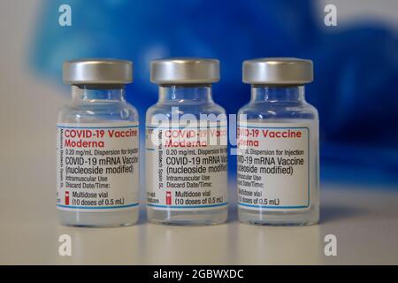 Londra, Regno Unito. 04 agosto 2021. Flaconcini contenenti il vaccino Moderna Covid-19 osservati in un centro di vaccinazione di Londra. Credit: SOPA Images Limited/Alamy Live News Foto Stock