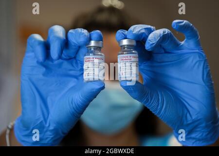 Londra, Regno Unito. 04 agosto 2021. Un vaccinatore NHS contiene flaconcini contenenti il vaccino Moderna Covid-19 presso un centro di vaccinazione di Londra. Credit: SOPA Images Limited/Alamy Live News Foto Stock