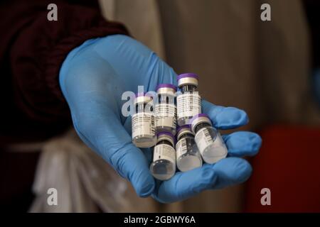 Londra, Regno Unito. 04 agosto 2021. Un vaccinatore NHS contiene flaconcini contenenti il vaccino Pfizer Covid-19 presso un centro di vaccinazione di Londra. (Foto di Dinendra Haria/SOPA Images/Sipa USA) Credit: Sipa USA/Alamy Live News Foto Stock