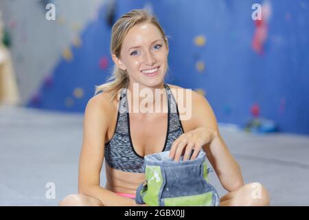 sacca di mangesio per arrampicatore femminile Foto Stock